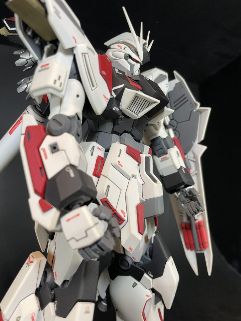 各所にプラ板でディテールアップをして差し色として赤で塗装しました。