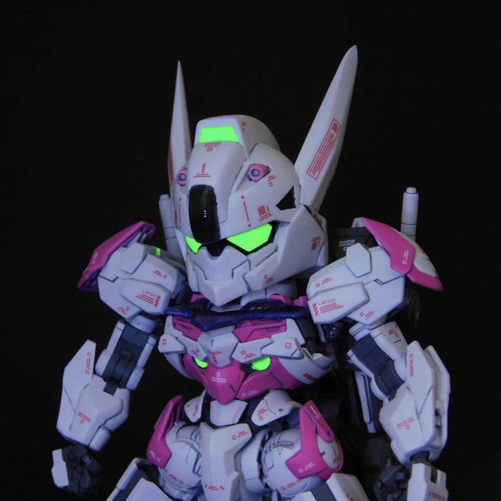 グリーンの部分は蛍光カラーで塗装したのでブラックライトで発光します。以下製作内容になります。