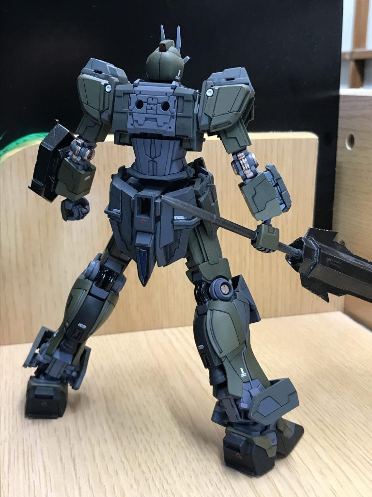 後ろから。バックパックは頑張ってフルスクラッチしたものが重すぎてのけぞってしまうため、付けてません。モールドがかっこいいのでこのままでもいいかなって思ってますw