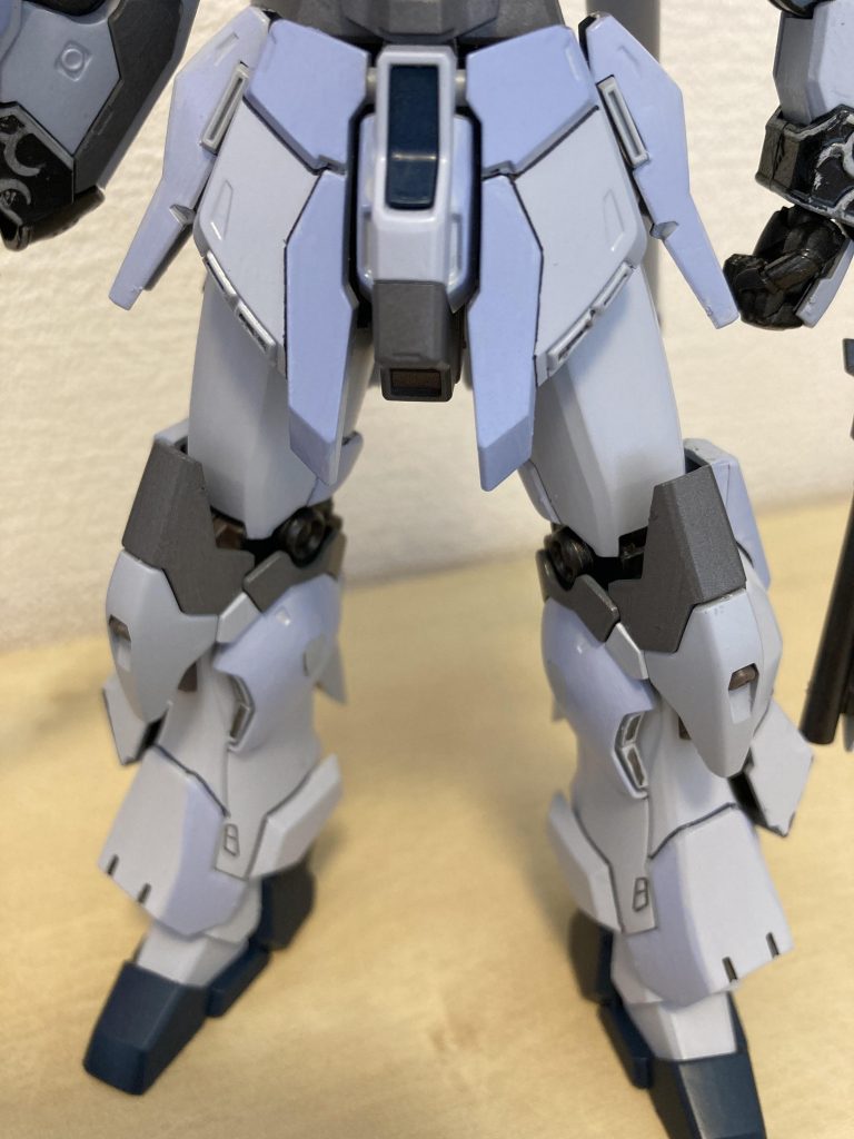 フレーム全体は元の色よりも薄く（ガンダムホワイト80%＋すみれ色20%＋グレーバイオレット1滴）また、部分的にガンダムホワイト60%＋すみれ色40%を混ぜたもので塗装しました。写真の隅に見える袖部分ですが、初めてエングレービング塗装にチャレンジしてみたのですが、あまり上手くいきませんでした。