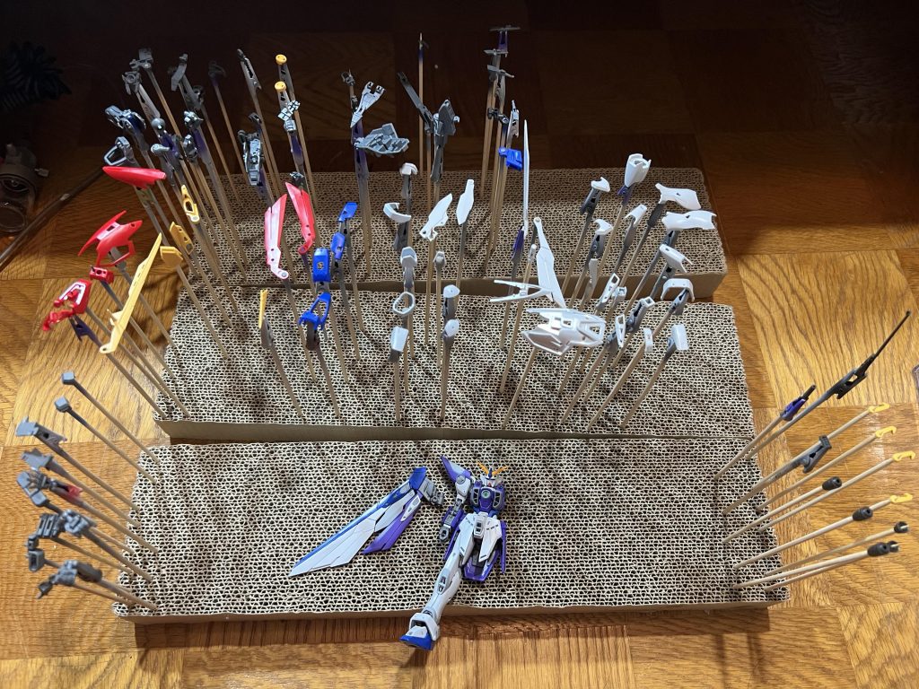 RGはパーツ多くて、全部いっぺんに塗装すると、どれがどのパーツか分からなくなりそうだったので右半身、左半身にに分けて塗装しました。また途中で羽の配色が気に入らなくて塗装し直してます。