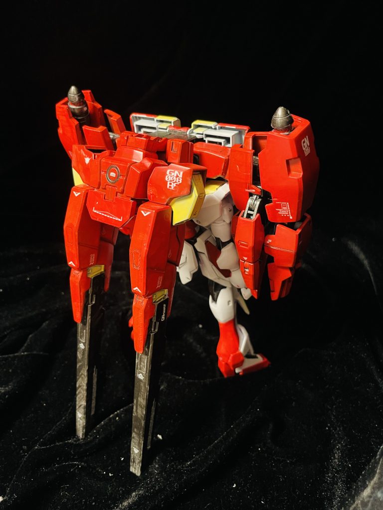 リア。ほぼ全て筆塗り（ホワイト部分のみサフ）ですが、背面のGNバズーカ、もう少しちゃんと塗れば良かったと今となっては思います。