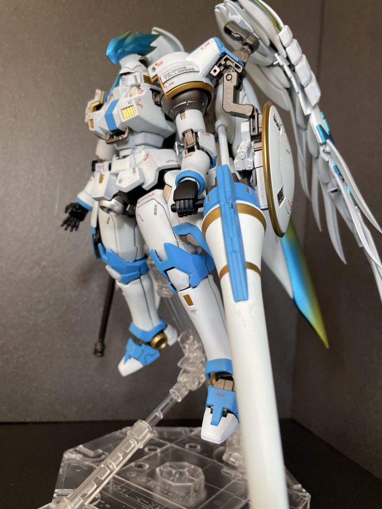 メインの白はセミグロスホワイトとウルトラブルー混ぜた薄めの水色、オリジナルライトブルーで!トサカとエンブレムはシルバーの上にクリアブルーとゴールドで初めてグラデーション塗装してみました!