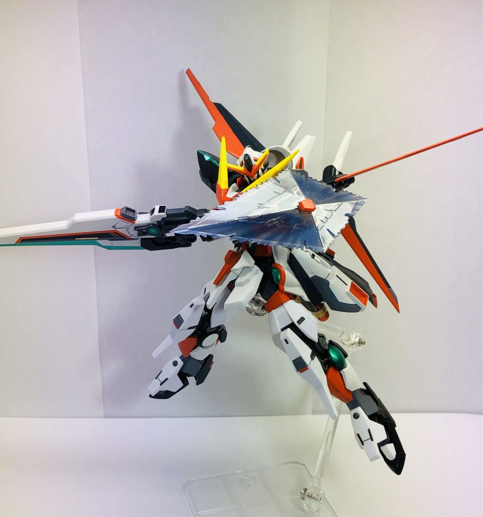 左腕にはバラエーナライフルの取り回しづらさを補うビームマシンガンとSEED成分を補うビームシールド。