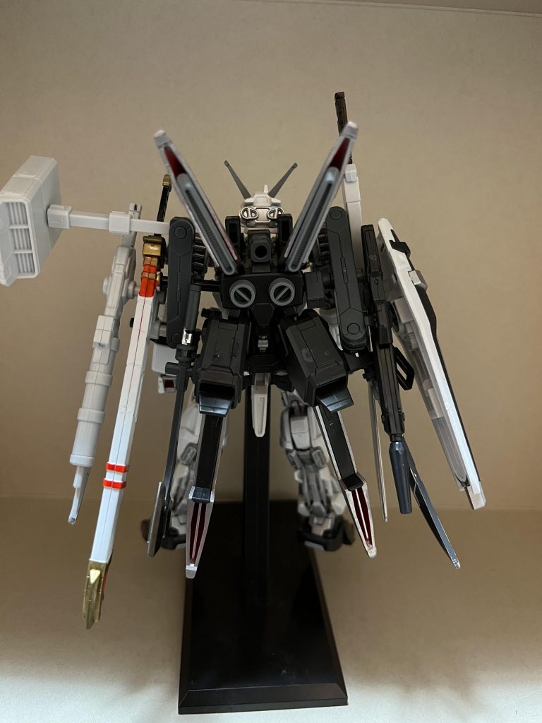 背中から長距離用ミサイル、ライフル、シールドセブンソードの内訳はガンブレード、ガーベラストレート、アックス、対艦刀、ミドルダガー、ビームサーベル2本多少機動力を犠牲にして豊富な武装で応戦、味方への武装運搬を目的としています。