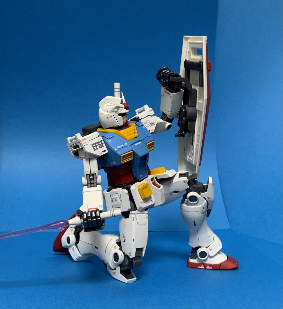 劇中のポーズ、その2膝関節ですが、丸い関節部の意味が全くない機構でしたので可動部を丸の軸中に変えています。また装甲のスライドは廃止しています。