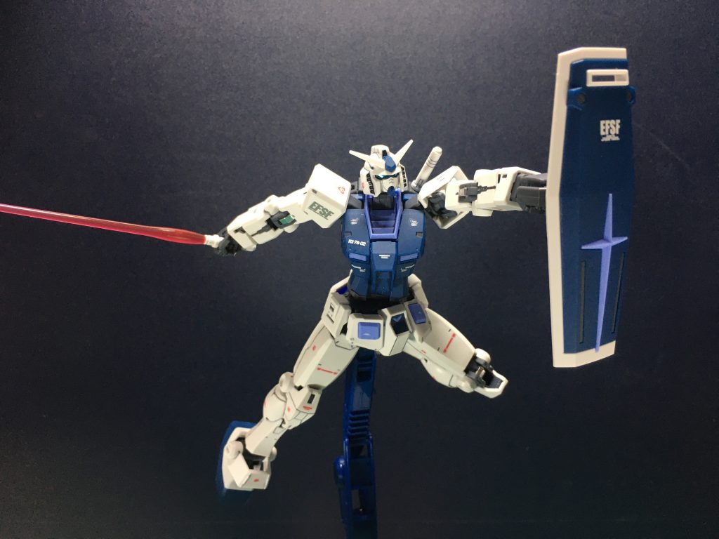 エントリーグレードのように角型のグリップなのでシールドをつき出して構えることも可能。今までのキットではなかなかできなかったので。