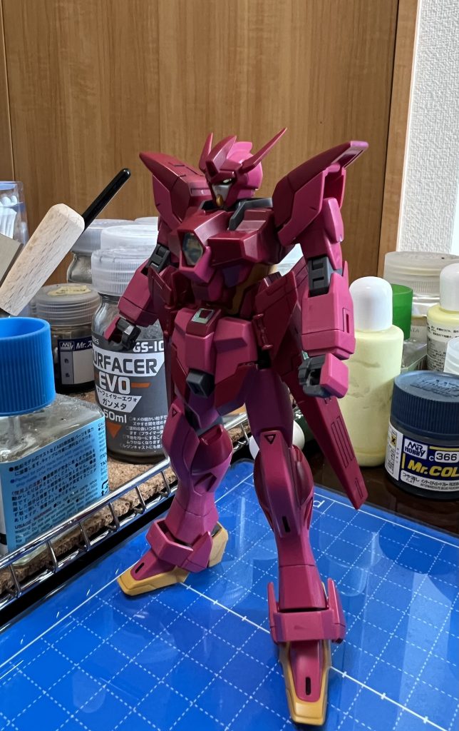 制作途中2デコテープ、ラピーテープ貼り付けて墨入れまで。最後はセミグロスクリアでつや消しを行い完成😊成形色で仕上げました😆