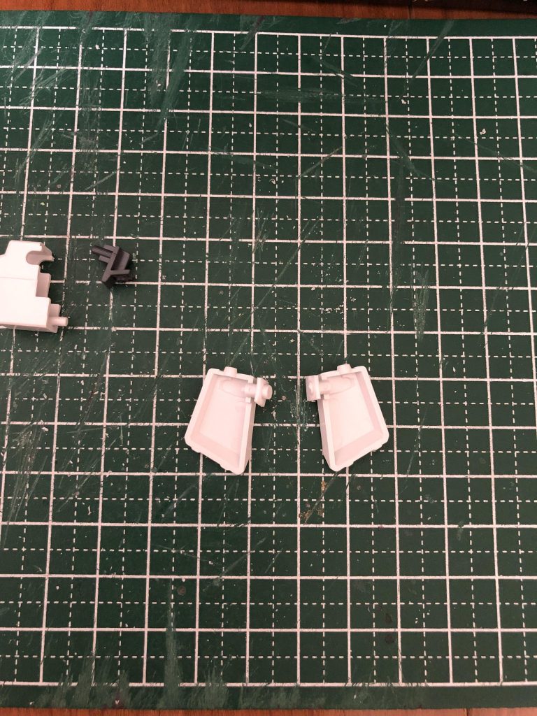 フロントパーツも分割し、左右独立稼働可能にしました。