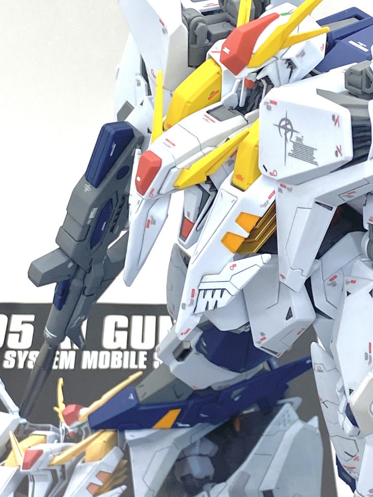 最後は説明書と。前回完成させたのがヤクト・ドーガ (クェス・エア専用機)で次はクエスに関連のあるハサウェイのΞガンダムを作ろうと考えていましたMG以上のボリュームなので躊躇していました。ですが、ツイッター上のイベント#22夏の積みプラ制作祭のおかげで作る決意が生まれて自分がいつも目標としますカトキ風テイストやメタリック塗装を入れるという自分のやりたい事が全部やれてKa signatureみたいな理想のΞガンダムを作る事が出来ました。閃光のハサウェイの小説を自分が初めて読んだ時に思ったのはΞガンダムはνガンダムの直系の後継機で今はHi-νガンダムやユニコーンガンダムもありますがそれらの事は考えず、Ξガンダムこそをνガンダムの正統な後継者のイメージで作りました(Ξはギリシャ文字でνの次の文字で正統性もあります)。まず手に入れる事が大変なΞガンダムですが長年待った甲斐がある至高のキットで大きい割には作りやすいので宇宙世紀の好きな方でも映画を見た方でもペーネロペー共々作る事をお勧めします・・・「待っていたよ・・・クスィーG」(笑)。ご覧して頂きありがとうございました。