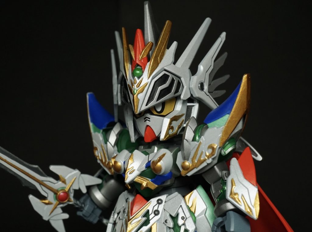 額の緑の宝玉はホワイトパールの上からグリーンスタッフワールドのクリアグリーンを筆塗り。