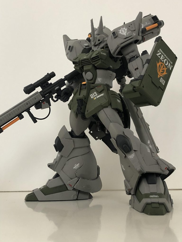 ゲルググJを基本に胸部は幅詰めしたり、新造したりしました。シールドはTHE ORIGINのザクをベースにプラ板にて大型化、形状変更しています。 