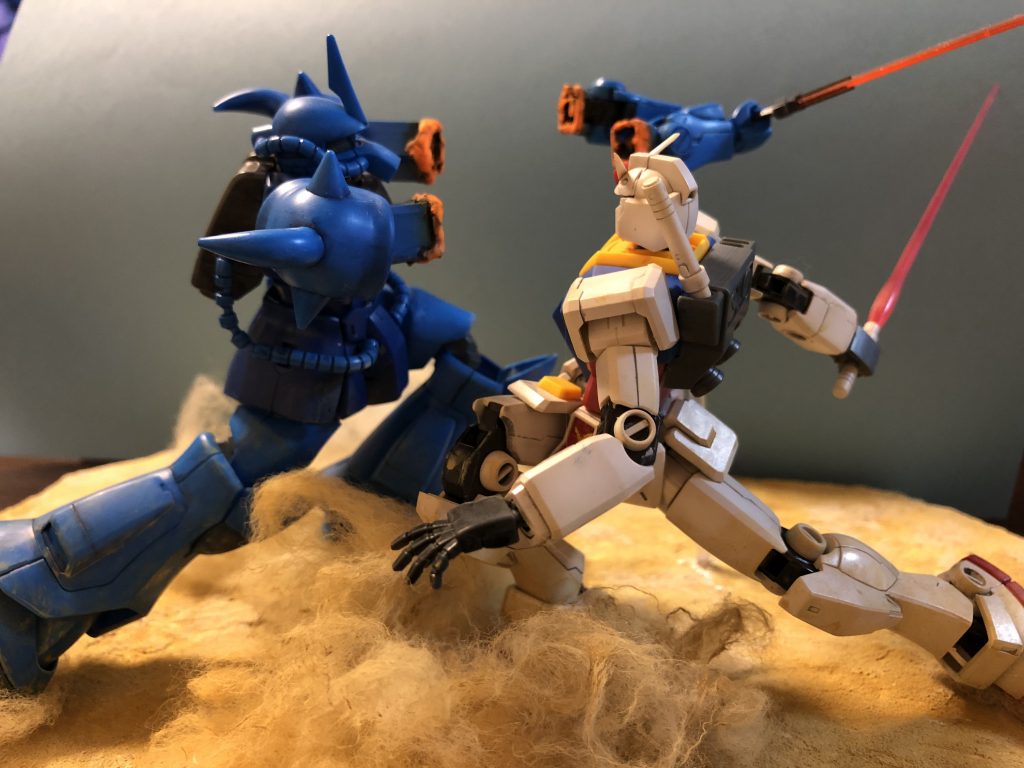 完成手前。ガンダムのビームサーベルに動きが欲しかったので作り直すことに。グフの腕は透明アクリル棒でベースに固定。