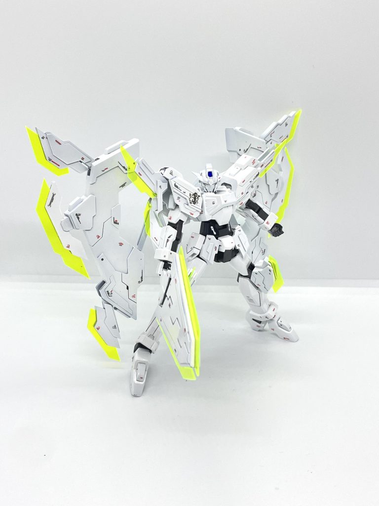 正面。全身に12基のCファンネルを装備しています。