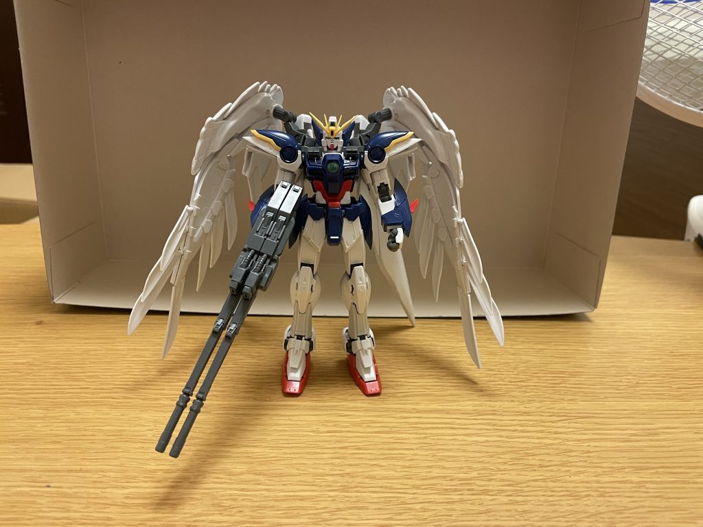 機体名:ウイングガンダムゼロカスタム全高:16.7m重量:14.0tチームプリズムによって、強化改修が施されたウイングガンダムの改修機。天使の様に見える白い4枚の翼「ウイングバインダー」と、白青赤のスタンダードなトリコロールに黄色をアクセントで配色したカラーリングが特徴。