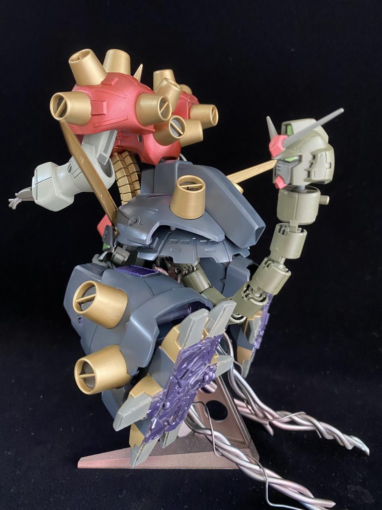 台座はアルパアジールについてるのを流用していますワイヤー系はジャンクのケーブルとダイソーのアルミワイヤーで適当に巻き付けてます足裏はダイソーかるい粘土埋めてからジャンク取り付けし空洞間を隠しましたw