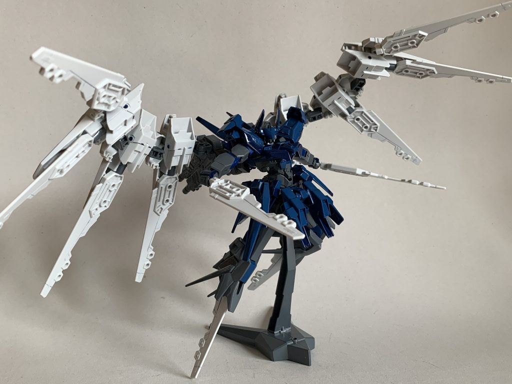 この機体の特徴は前述したように、敵集団内への強硬突入を行う為にシールド、噴射ユニット、高速振動剣を一体化させて連結した特殊装備『テューポーンユニットⅡ』を備えている事である。この装備によって頭を飛び越えて敵集団の真中へ降臨した後、両手両足に加えてテューポーンユニットⅡに装備された高速振動剣を展開し、圧倒的近接格闘戦能力を持って幻装兵を制圧する。その力は第5期LEVとして旧人類の執念を体現したと言えるだろう。 