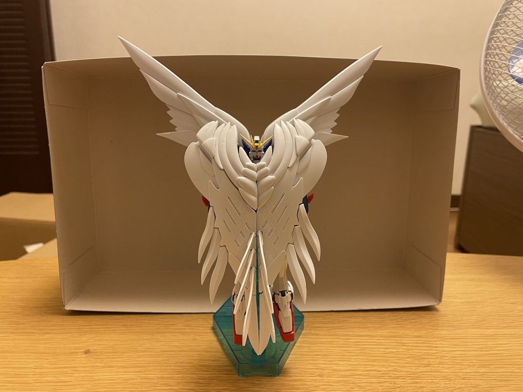 ウイングバインダー本機の最大の特徴とされる4枚の翼であり、2枚ずつ2対からなる。1対は自在に開閉・移動が出来る可動式の主翼2枚、もう1対は翼自体の面積が可変する副翼2枚で構成されており、機能的にはバーニアとして特化している。普段は背部に折り畳まれており、この主翼は地上では文字通り翼として、宇宙空間ではAMBAC作動肢として機能する。主翼の可動範囲は広く、機体の前面に展開する事で敵の攻撃を防御することができ、大気圏突入時のシールドとしても使用される。