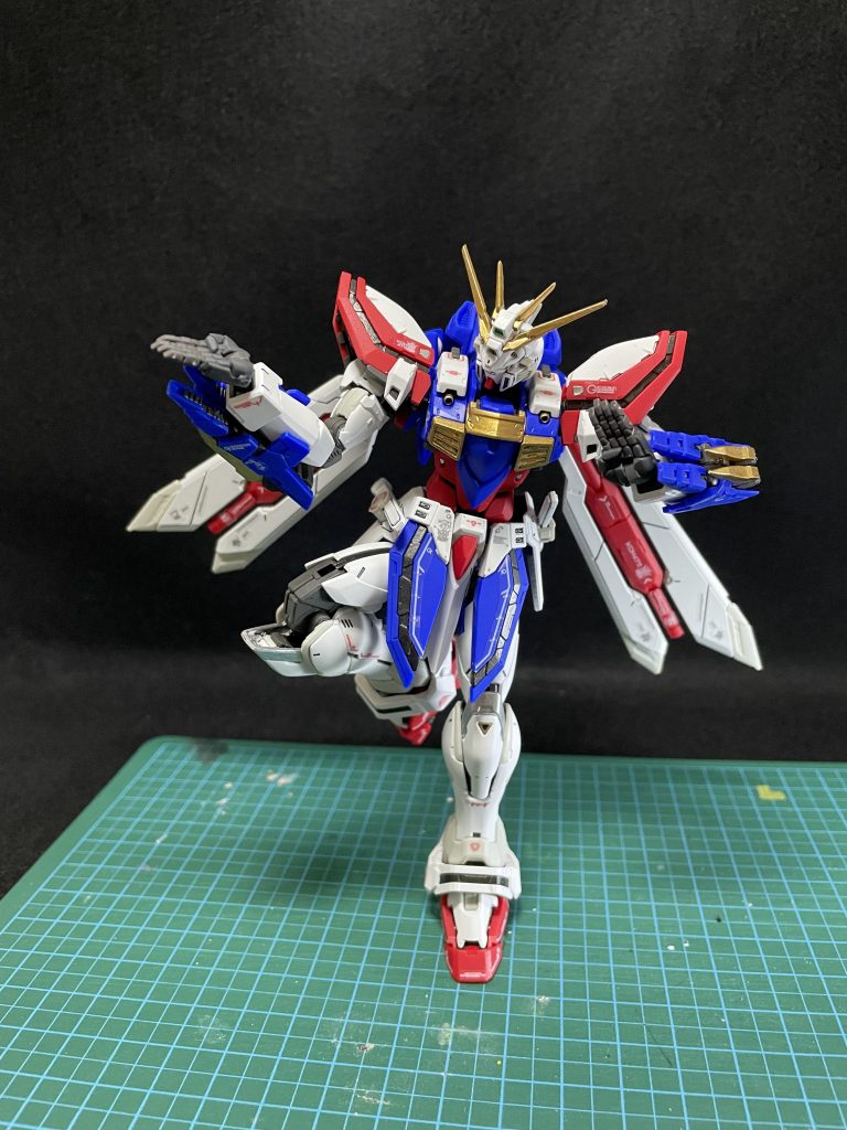 可動についても評判通り凄いですね。撮影用の布の上だと足元柔らかくて難しかったのですが、足元がしっかりしていれば片足立ちでのポージングもこの通りバッチリ決まります。