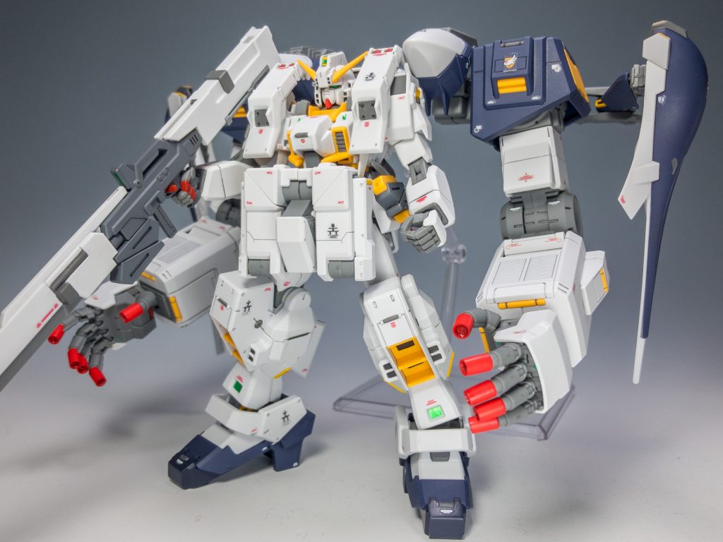 フロントビューです。今回はシンプルに、足りない色を部分塗装して、デカール貼り、つや消しトップコートで仕上げています。目立つ部分の合わせ目消し、ゲート処理、パーティングライン消しはちゃんとやりました。デカール貼りは、いつも通りTHE ORIGINを、サイコ腕はメタルコンポジットを参考にしています。