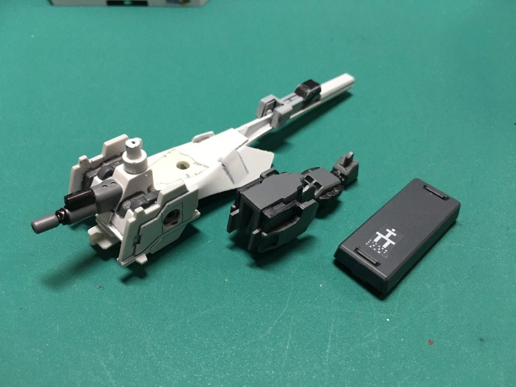 土台になるウインチキャノン本体は内部のリブを切り取って平らにしてからプラ板でふさぎ、ジェネレーターを取り付けています。ジェネレーターは3mmプラ棒で着脱可能として塗装しやすくしました。結局ジェネレーターを保護するためにHGBC ボールデンアームアームズの装甲板を付けたり、多少ジャンクパーツを追加したりして今の形になりました。