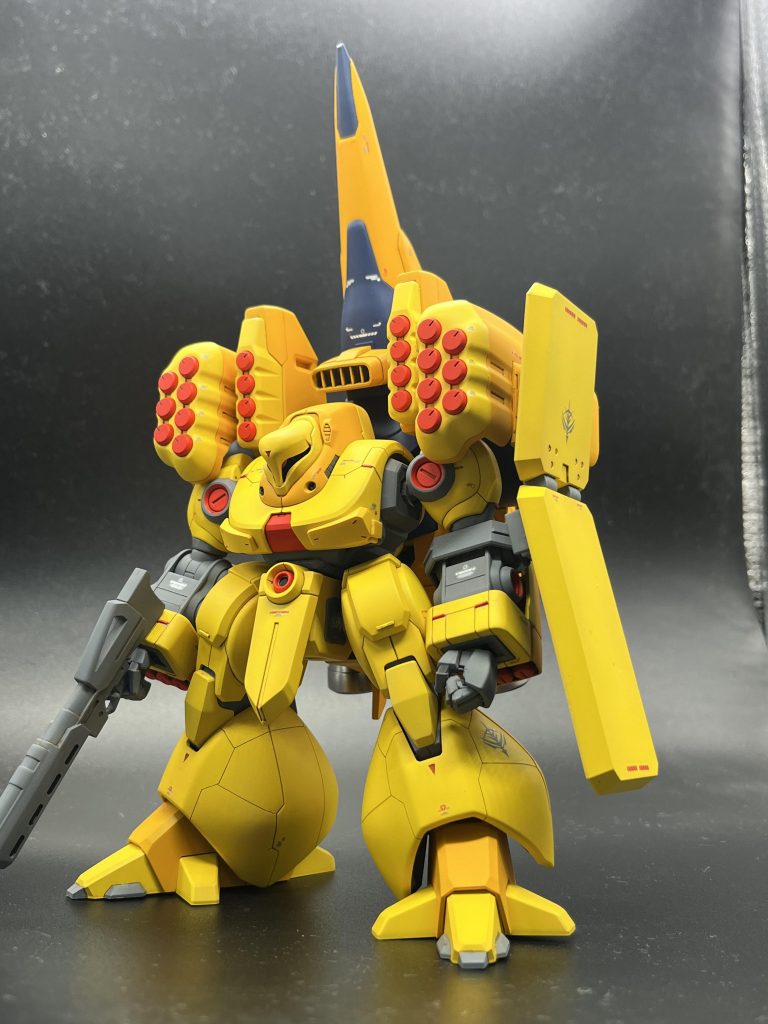 改修箇所は、わかりずらいですが背中のパーツに太腿が干渉してハの字に開かなかったので腰関節で上半身を後ろに5ミリほど移動しました。あとはちょこちょこスジボリを入れました。