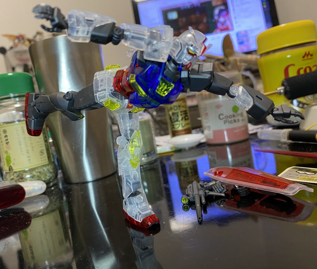 独特のデザインは好き嫌いが分かれるところだろうけど特徴はなんと言っても圧倒的な可動より人体に近い自由度でスタンド無しでもバランスをとりやすい