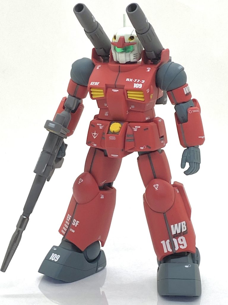 HGUC ガンキャノンを成形色仕上げ+αで作ってみました。HGUCは旧HGのグフカスタムが好評だった為に今の技術で1/144の他の機体もリメイクしたら?という企画だったと思い、23年も前から始まり240を超えるまでになりました。先にMGで主役級のガンダムがある程度キット化されていたにしてもシリーズの最初は大抵はガンダムから始まるのですが・・・一番がガンキャノンで二番がギャン、三番目がザクⅢ改で四番目がキュベレイといい意味で統一性の無い凄いラインナップで(笑)模型誌読んでて本当に驚いた記憶があります。ガンキャノンはMGの旧ザクと一緒に買ったのですが旧ザクより遥かに作りやすく、カトキハジメ氏の画稿に近いプレーンな造形で当時は合わせ目を消さずに筆塗りで全塗装して完成したのを眺めていました。Ξ(クスィー)ガンダムの作業で中々終わらず、次はサクッと作れる物を作りたかったので・・・5年ほど前に買いずっと積んでましたこのガンキャノンをひろぱぱ様主催のツイッター上のイベント#22夏の積みプラ制作祭に参加する二機目の機体として旧キット特有の合わせ目と戦いながらも丁寧にしかも品質は落とさずに作る事にしました。