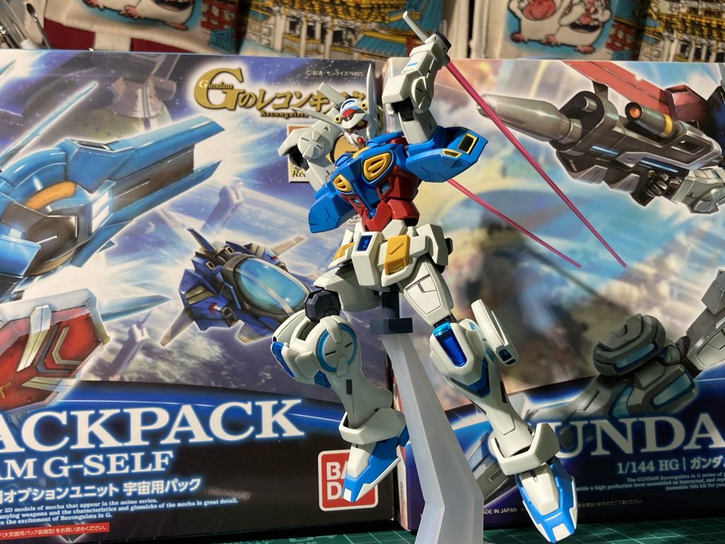 ビームサーベルという事で後期オープニングタイトルを再現。Gセルフは例のポーズ（後述）を再現する人は多いですが、こちらの再現は中々お目にかかれないのでやっとこうかなと。しかし可動域の狭さが再現を阻む…！