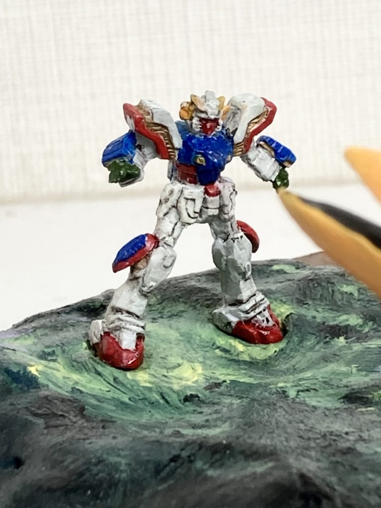 シャイニングガンダムは、とにかく小さいので塗装するのは根気との勝負でした。