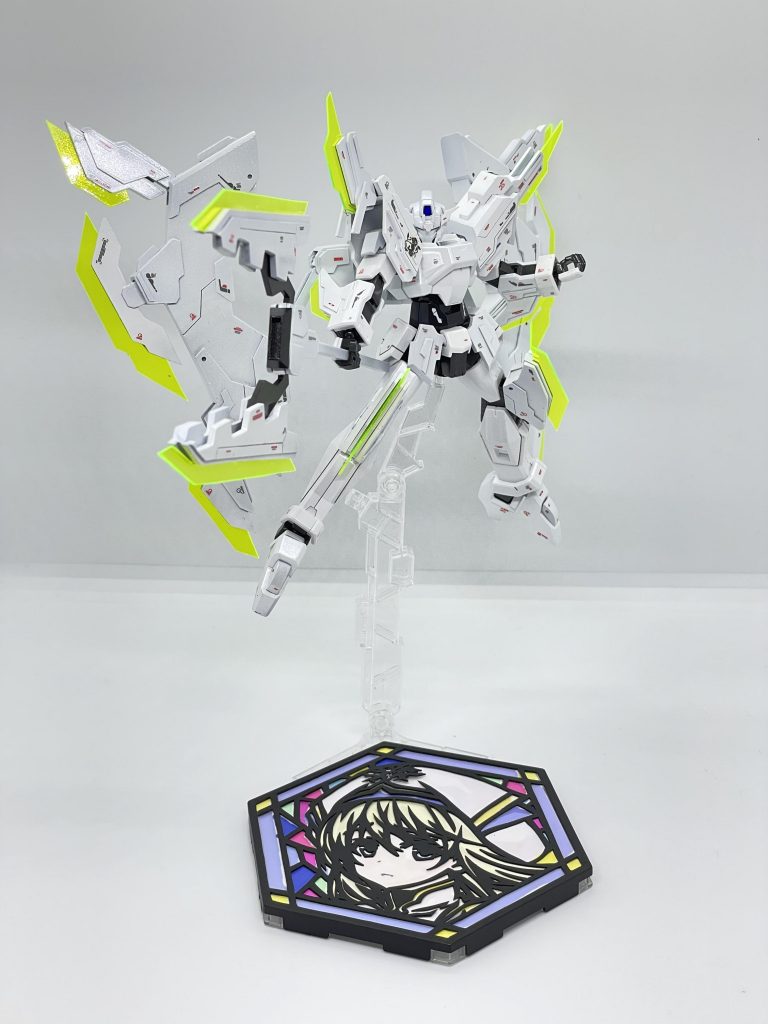 ビーム砲発射ポーズ。台座はキャラプレートスタンドを改造して、プラ板で切り絵して作りました。