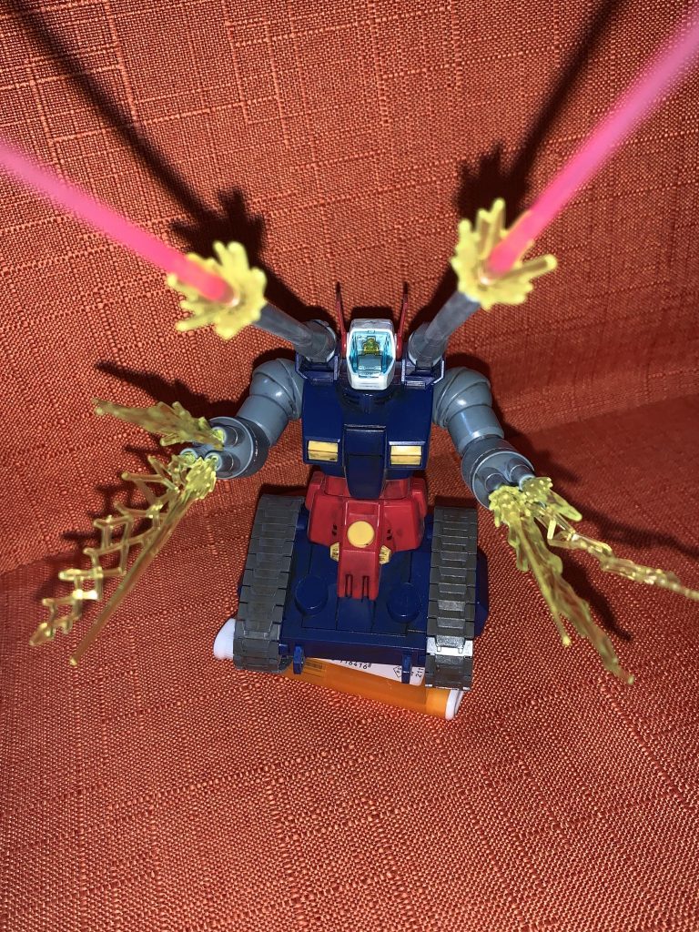 余ってたエフェクトパーツを無理やり装着!あっ、ガンタンクの下のライターは線香用の物よ。あたくしタバコは吸いませんの⭐︎オラオラッ!蜂の巣しちまうぞ!弾切れたら特攻自爆するぜ!