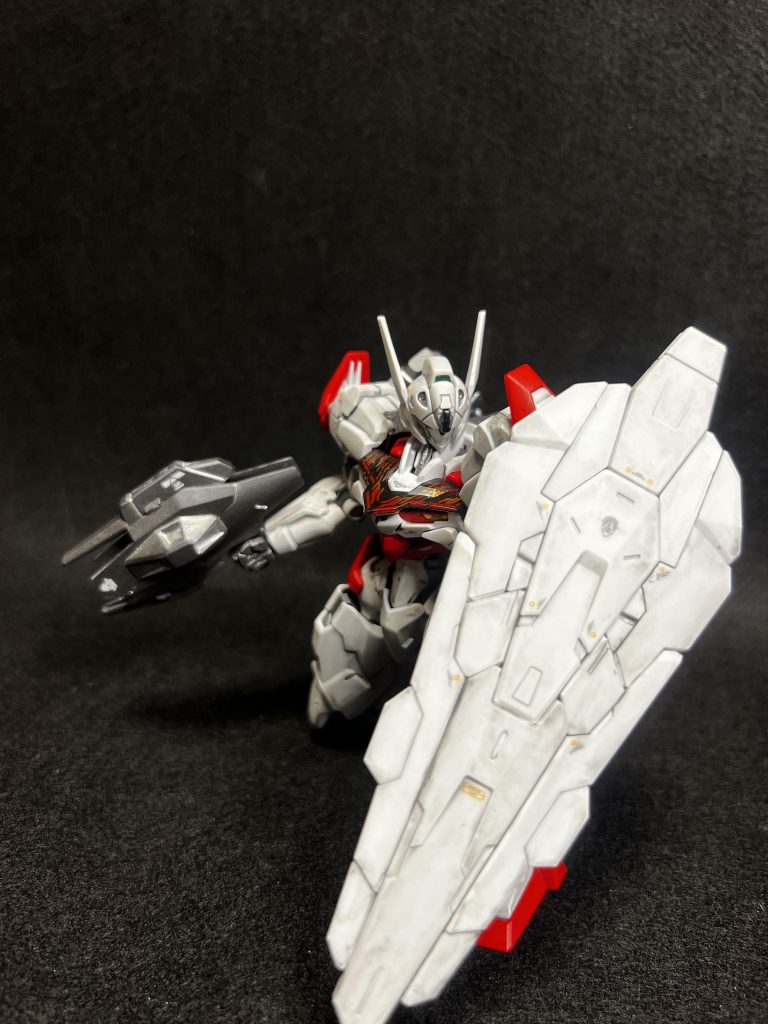 シールド構えて。意外とのっぺりしてたのでデカールとウェザリングで情報量を増やしてみた。片膝立ちも結構カッコよく決まるのでポーズ付けも捗ります。