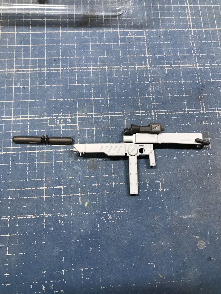 キットのビームライフルはボリューム不足に感じたので、プラ材で加工。