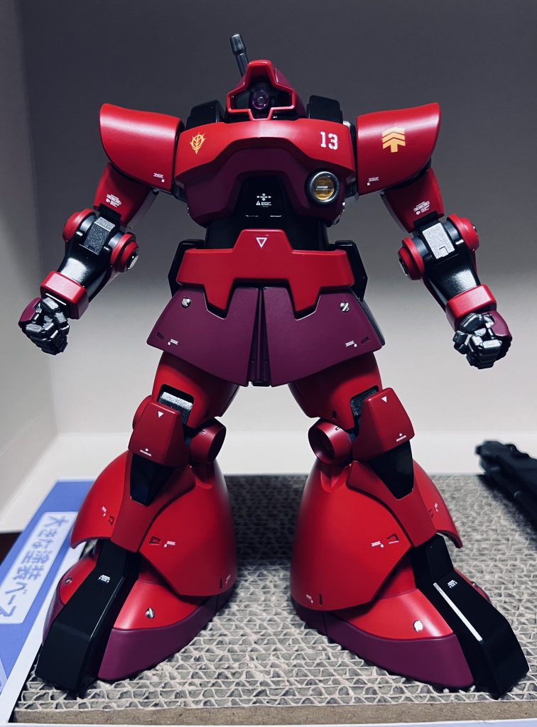 サザビーレッドはホワイトサフとグレーサフで少し色の違いを出してます。この時マニピュレーターはライトガンメタルで塗装。