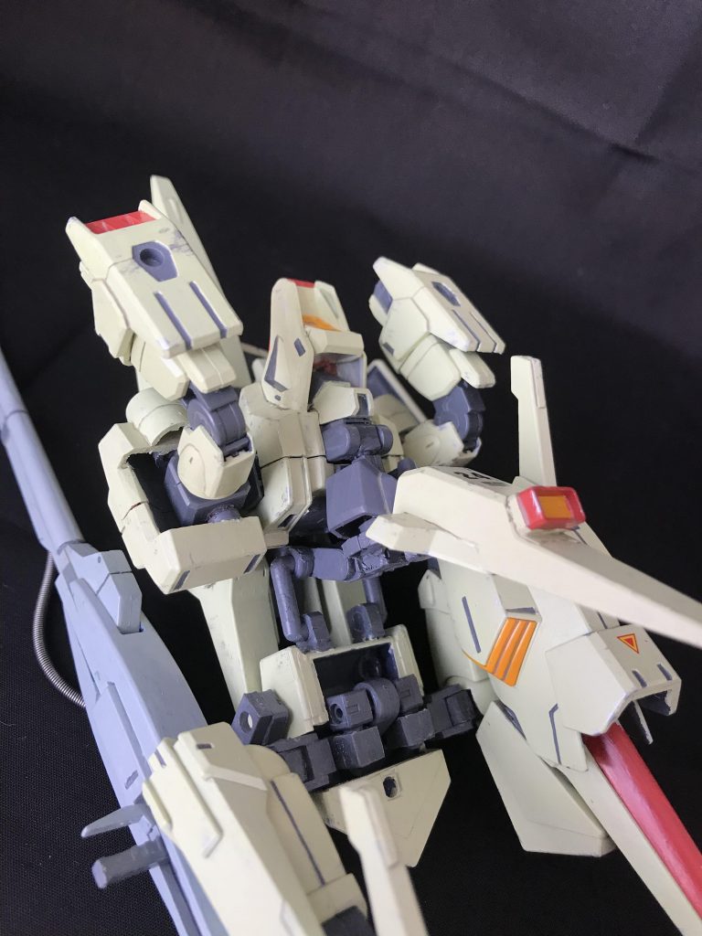 ぱたんと伸ばして遊ぶ都合を考えるてなるべく可動軸が少なくなるようにしたのですが、メタスの脚縮む機構じゃなく脚畳む機構にした為上半身との距離感がズレ、変形時に下半身を下げる必要があり、どうにもならず可動軸を増やした次第です。