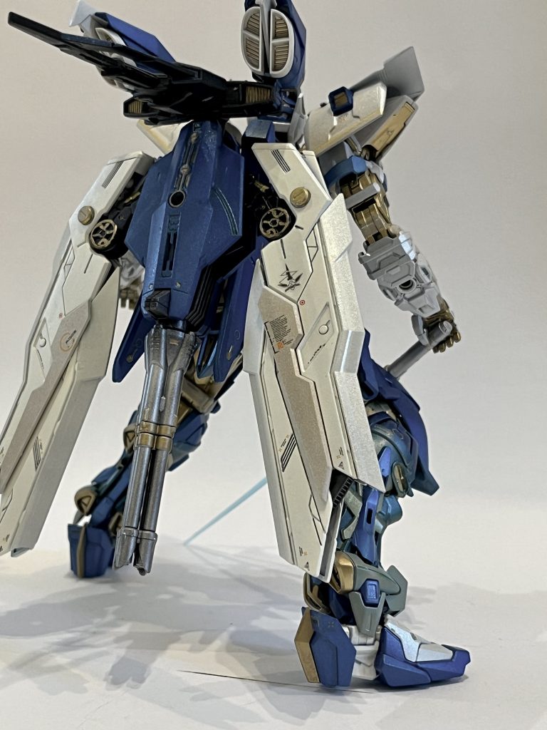 ラメ塗装は初めてで、スプレー缶という制約もあってキラキラさは足りないですが、自分的には好きなゲームネタでガンプラが作れるという新発見ができたので満足してます。