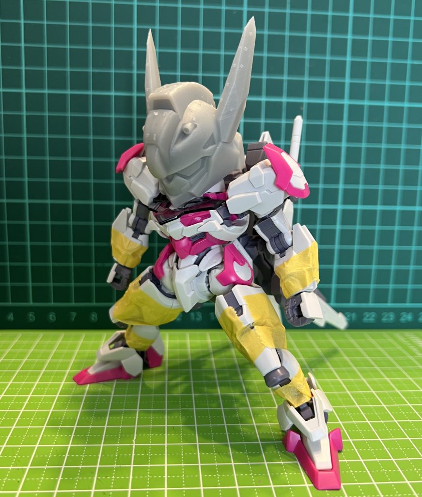 体の短縮化です。二の腕・前腕・腹・太腿・スネを短縮化しました。内部フレームは案外シンプルでしたが、太腿の処理に悩まされました。太腿装甲を下半分取っ払ってみました。