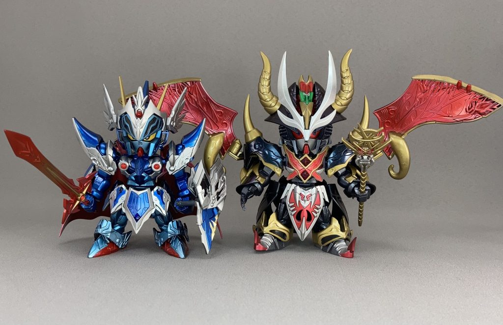 並べるとウォーロックイージスガンダムの方が少し大きめ。