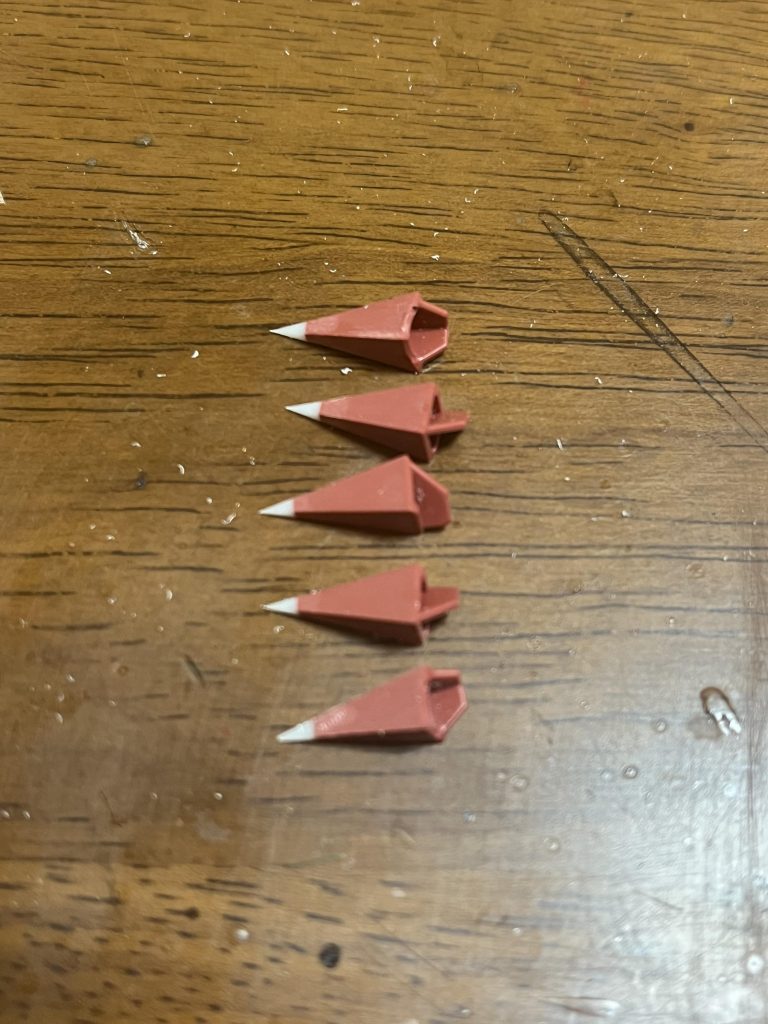 プラ棒先端部をヤスリがけしてスパイクを鋭利にさせました。