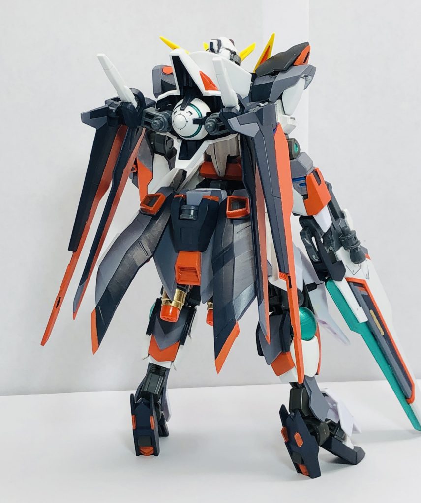 正面と背面。今回もビルドシリーズの機体という設定です。OOとSEEDの機体を足して2で割ったイメージです。本当に調子が良くてすごく頑張ればトランザムできる設定。