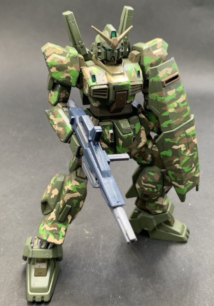 ガンダムマークIIリヴァイヴ完成しました。最近やっていなかった細かい迷彩塗装に挑戦しました。久しぶりで模様の大きさとか雑じゃないか心配ですな