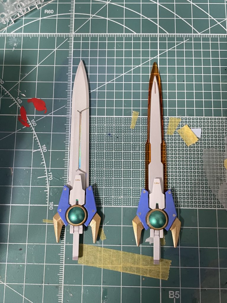 双剣には、ホログラムフィニッシュで遊びを入れてみました。