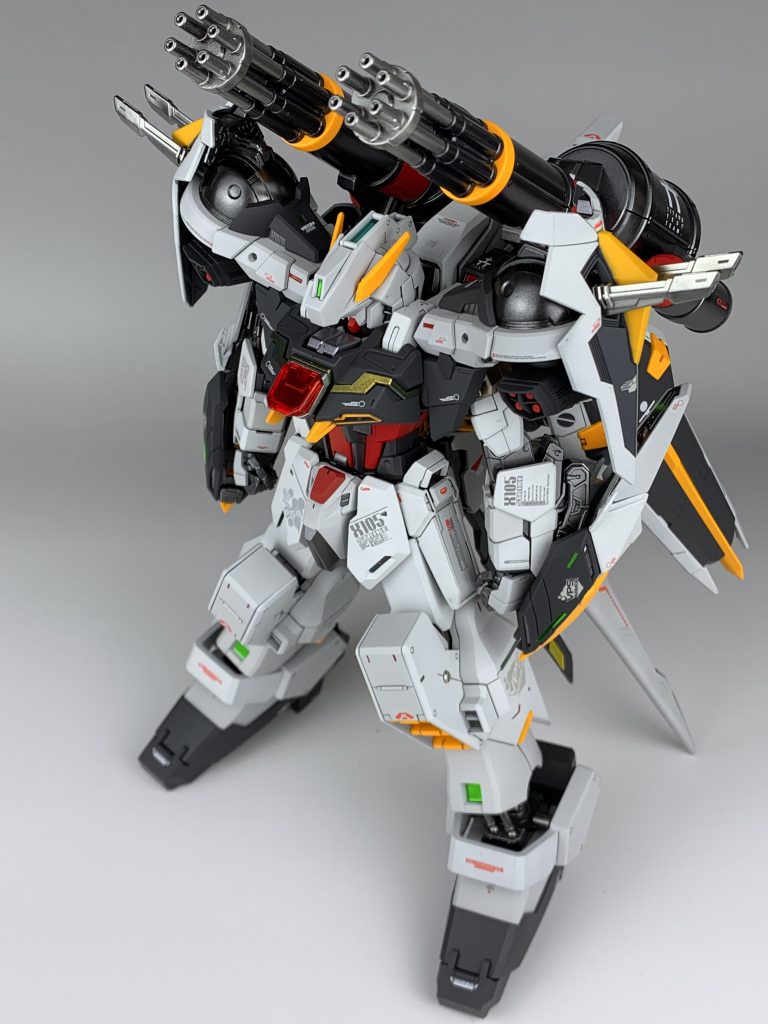 俯瞰ショット！上から見るとやはり大型ビームガトリング砲がよく目立っていいですね〜🥳肩はフルメカニクスのエールカラミティのものを加工して使用しています！