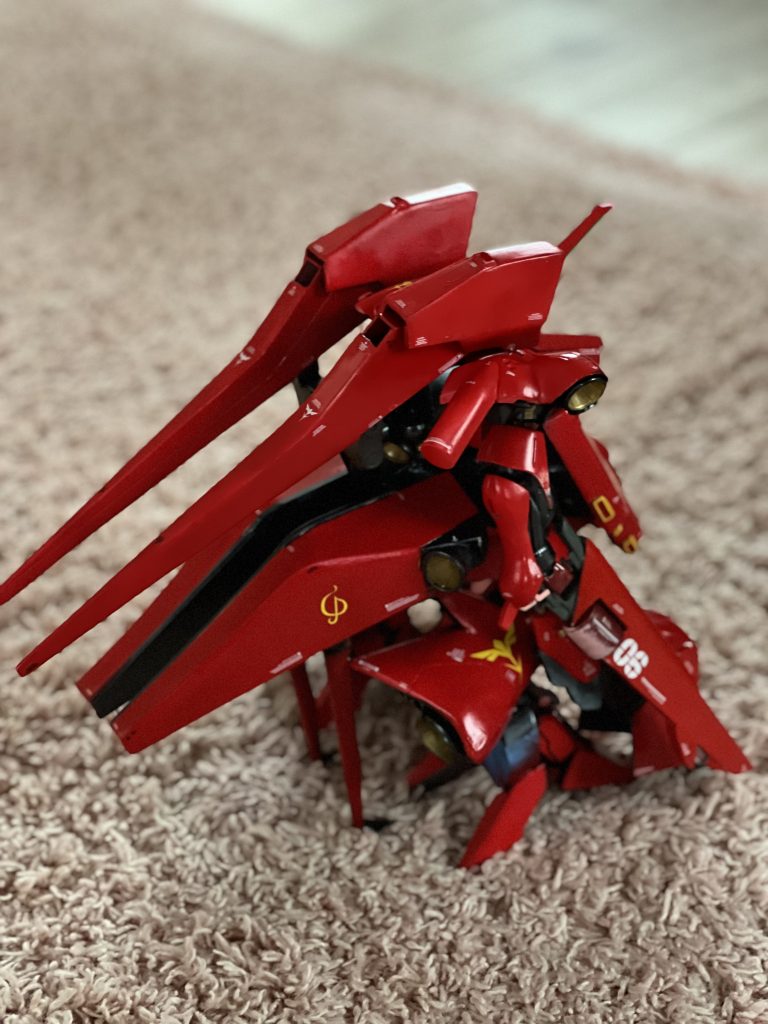 背面後方に伸びる偏向型メガ粒子砲が特徴1枚目は改修前で改修後はリアアーマーが大型化しそれを支える補助脚を追加