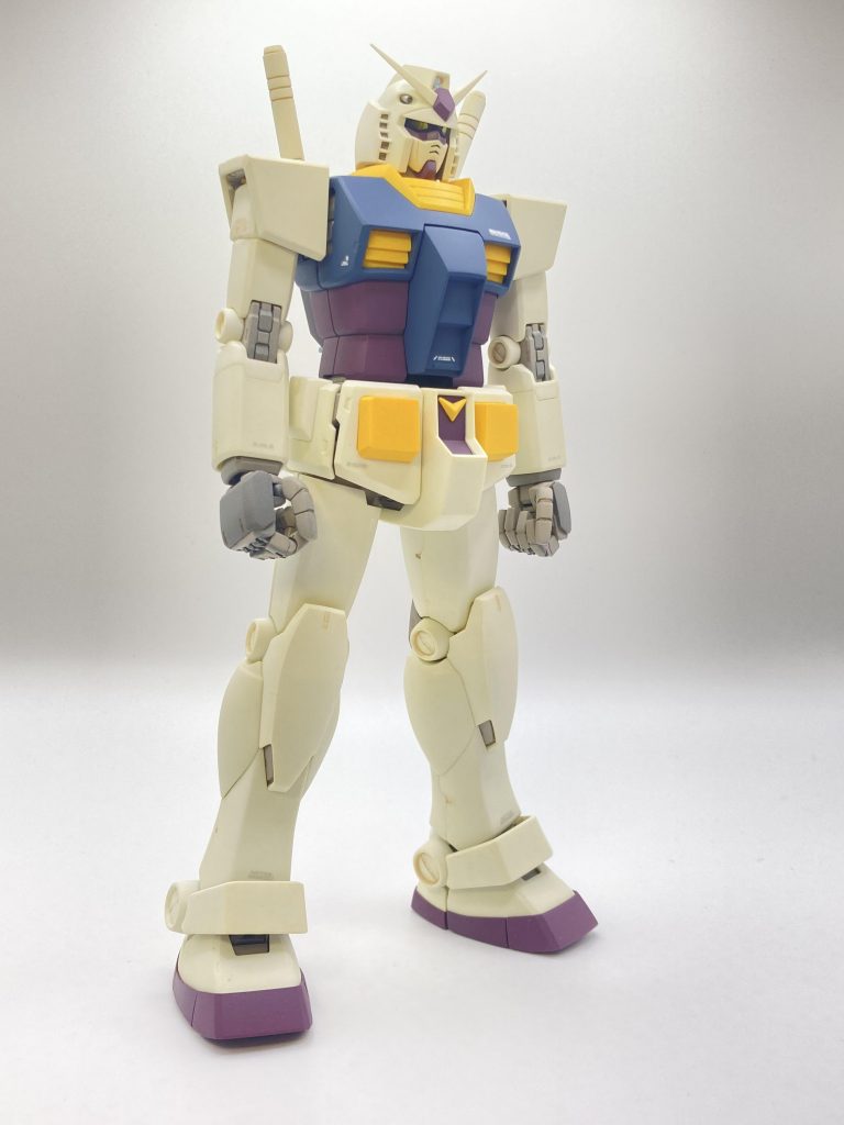 全身。塗装はフレーム部分も含め全てガイアカラー白部分:アンチフラッシュホワイトその他はセイラマスオカラーセット2から赤・青を選択関節等はグレンラガンカラー…だったかしら色褪せたフィルム写真の様な色合いにw