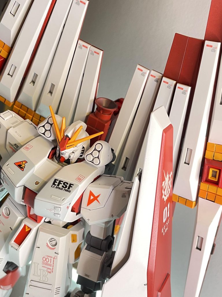 明るい感じの写真を一枚フィンファンネル取り付けを間違えた状態で撮影したものです笑サムネ画像？も取付間違えの画像です。気付きました？笑部分的なカラーチェンジの赤色の色味については、◯もっとオレンジ寄り◯または朱色寄りでやりたかったなぁ、と後悔しております笑今度またHWSが手に入ったら(無理です)是非是非挑戦したいところですよ！！！