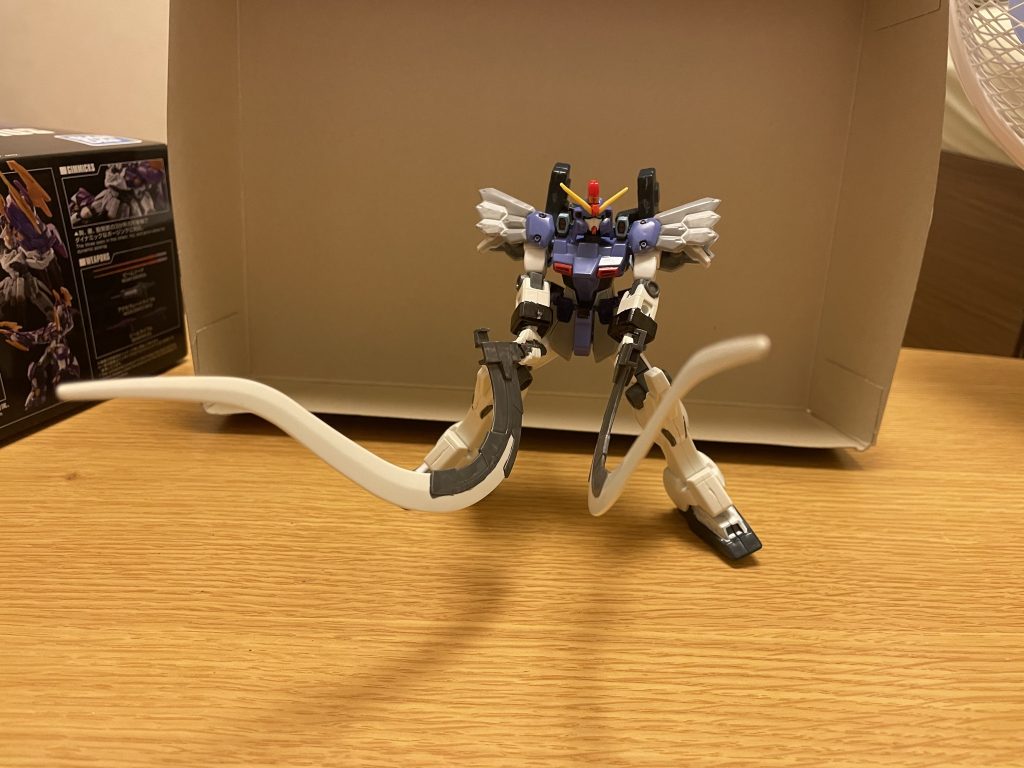 ヒートショーテル改修前と変わらず、変則的な使い方ができ、主に両手に持った二刀流で用いる。斬撃力が大幅に強化されており、その超高熱化した刃はPS装甲やナノラミネートアーマーを持つ敵MSさえも一刀両断するほど。重量と熱溶断で斬る仕組みなので投擲武器として使用する事も可能で、普段はバックパックに装着されている。