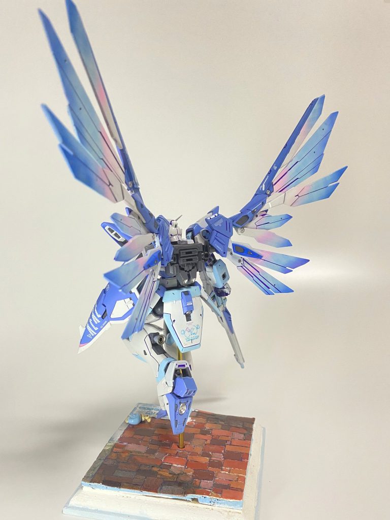 後ろから。カタツムリがもげて倒れてます笑踵の上、くるぶし後ろ？の所にある・口・←これが可愛くて好きです