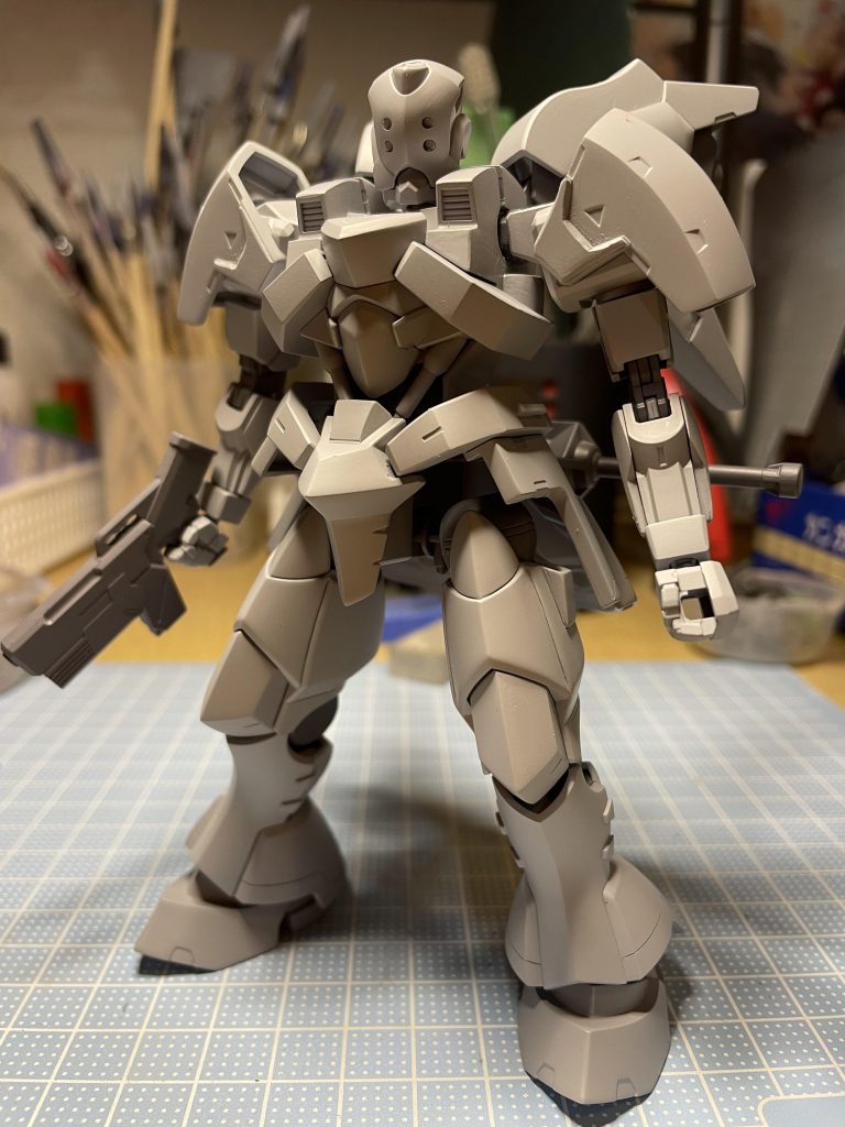 サフは外装に灰サフ、フレーム、武器にメカサフを使用。